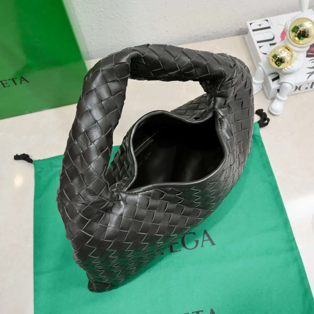 Batch 1860 #Bv new small HOP bag, the bag body and handles are made of a whole piece of woven leather. The bag body is soft and lazy. Hop symbolizes the praise of innovation and eternal craftsmanship [love]. The pyramid silhouette combines practicality and fashion. It is modern and casual. The double-sided closure design of the bag mouth is more convenient and safe! The cowhide texture also makes the bag more wear-resistant and durable. A must-have for fashionable ladies who like minimalism yet comfortable and casual! Size: 41x20.5x7.5, Model: 3966#